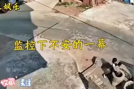 监控下一幕，小女孩竟如此恶毒，把男孩投放到井里。视频封面