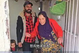 温馨家庭时光，孩子与玩具的欢乐时刻视频封面