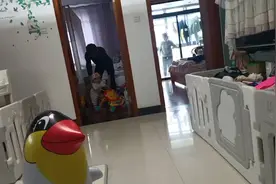 温馨家庭时光，爸爸与宝宝共度美好瞬间视频封面