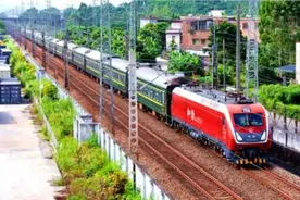 K985次普速绿皮列车