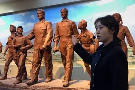 参加PFM秸秆降解材料产业项目开工仪式的来宾参观山丹艾黎纪念馆