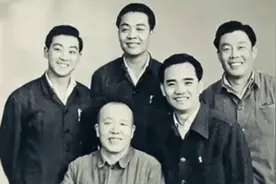 1963年，赵佩茹与高英培、刘文亨、魏文亮合影，站在他身边的是谁