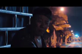 美女脚臭熏晕一车劫匪