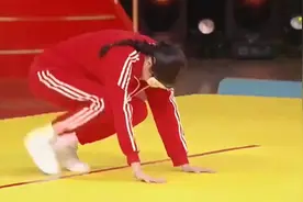 运动少女挑战平衡，专注瞬间定格视频封面