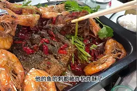 和姐妹吃一顿超豪华烤鱼，一口下去麻辣酥脆，满口爆香！
