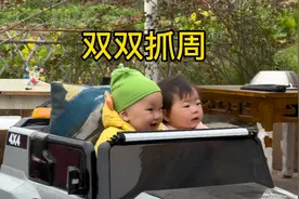 村花家双胞胎一周岁抓周，小双果断抓毛笔，这是要金榜题名了吗？