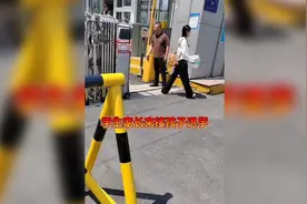 沈阳技师学院浑南校区，学生家长接孩子退学！视频封面