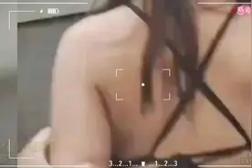 美女醉酒被小区保安送回家，保安动了歪心趁机卡油！视频封面