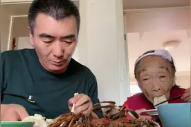 我们晚上蒸的螃蟹🦀️吃