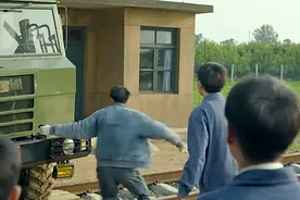 影视剧：大卡车坏在铁轨上，小伙冒死抢修