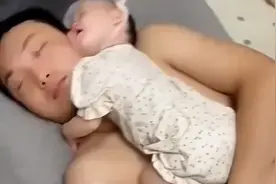 5个月宝宝非要粘着他爸爸睡觉，看父女俩幸福的样子😂😂