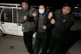 老爸开三轮摩托侧翻被压了，脚大拇指盖都掉了，老妈埋怨开得太快视频封面