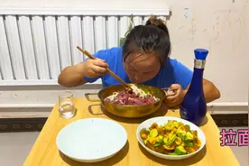 下班回家，晚饭吃1碗兰州拉面，1斤牛肉，6个鸡蛋，喝半斤白酒爽