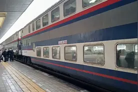 从重庆西到广安，体验双层客运火车，同时欣赏沿线风光