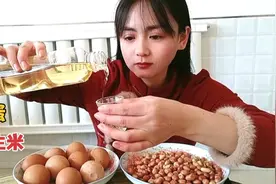 东北妹子爱喝酒：10个毛蛋配一盘花生米，在喝上几杯小酒，真过瘾视频封面