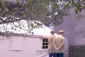 官大一级压死人，营长肩扛两杠三星，别人见他都得敬礼