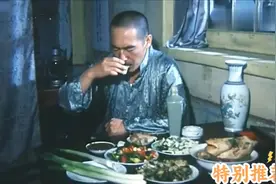 山东老军阀韩复榘大葱蘸大酱喝白酒，看似惬意惬，实则忧心忡忡！视频封面