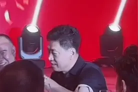 广厦男篮首冠庆功宴，李春江听了投资人的演讲后喝了一斤白酒。视频封面