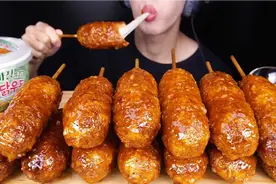 【沉浸式吃播】香辣酥脆的芝士烤肠一口一个太香了 #美食搬运工视频封面