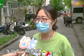 大妈遛狗不牵绳，让狗在轮胎上尿尿，车主一招直接让其团灭视频封面