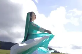 《黄昏》周传雄，过完这个夏天，忧伤并没有好一点！视频封面
