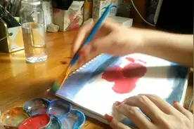一天晚上准备睡觉，脑子里突然闪过，暗色背景里它红得妖娆诡异。视频封面