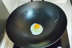 新买的铸铁锅千万不要直接用，教你正确开锅和养锅，不生锈不粘锅