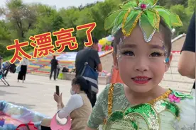 大龙到了舞蹈班表演现场，女儿换好服装真漂亮，一起看看跳的咋样