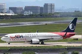 实拍山东航空女飞行员起飞全过程