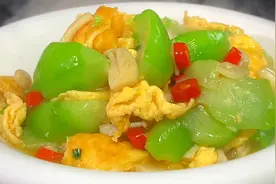 夏天要多吃丝瓜，教你简单又好吃的家常做法，颜色翠绿不发黑。