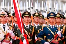 民兵21式军装来了，升旗手张自轩退役后，穿上民兵新军装帅气阳光视频封面