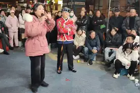 #街头表演# 老艺术家在街头激情演唱，观众们聚精会神！视频封面