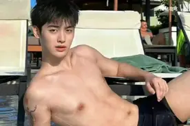 小鲜肉男模后台拍写真花絮曝光！太撩人！好身材肌肉一览 无余！视频封面