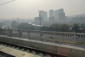 秋日晨雾中的沪宁沿江高铁江阴境内开往上海虹桥站的高铁列车视频封面
