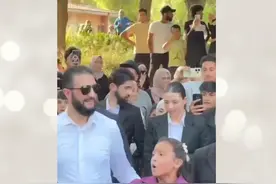 叙利亚总统朱拉尼和妻子在大马士革提什林公园散步视频封面