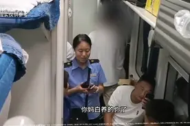男子火车上拒换座，大妈直呼“你妈白养你了”乘务员都忍不住了视频封面