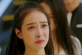 女人逛街却撞见了男友跟闺蜜约会