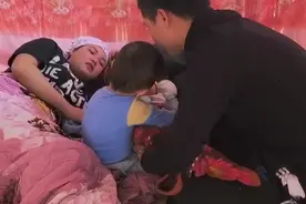 越南媳妇肚子疼要生了，丈夫在家帮忙接生视频封面