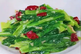 炒油麦菜时，切记不要直接下锅炒，教你一招，颜色翠绿不发黄好