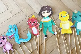 三胞胎妈妈手真巧！用简单材料给女儿制作皮影戏，动起来太有趣啦视频封面