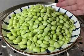 把毛豆放锅里蒸一蒸出锅瞬间变美食，新做法味道鲜美，营养不流失