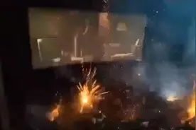 电影看的好好的就放开炮了，吓死了，还是放的礼花。太疯狂了