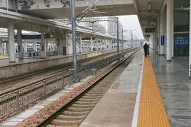 商丘火车站南广场。