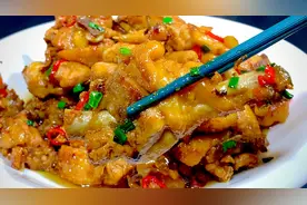 炒红烧鸡肉时，切记焯水和直接下锅炒，教你一招，鲜嫩不柴特别香视频封面
