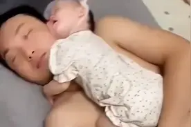 5个月宝宝非要粘着他爸爸睡觉，看父女俩幸福的样子😂😂