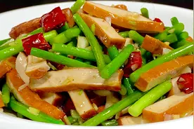 干豆腐炒蒜苔，切记不要直接下锅炒，教你一招，鲜嫩入味又超好吃视频封面