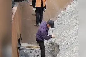 1500吨沙船卸磷矿，老头和小伙的操作相差太远了？ #卸沙船