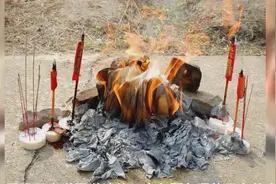 人死后为什么要烧纸钱？真有用吗？原来烧纸钱也有忌讳和讲究视频封面