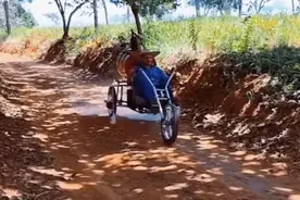 牛人小哥自制蒸汽三轮车，饿了还可以烧烤。