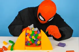 蜘蛛侠开箱偷奶酪的老鼠玩具，他把老鼠窝给捣毁了视频封面